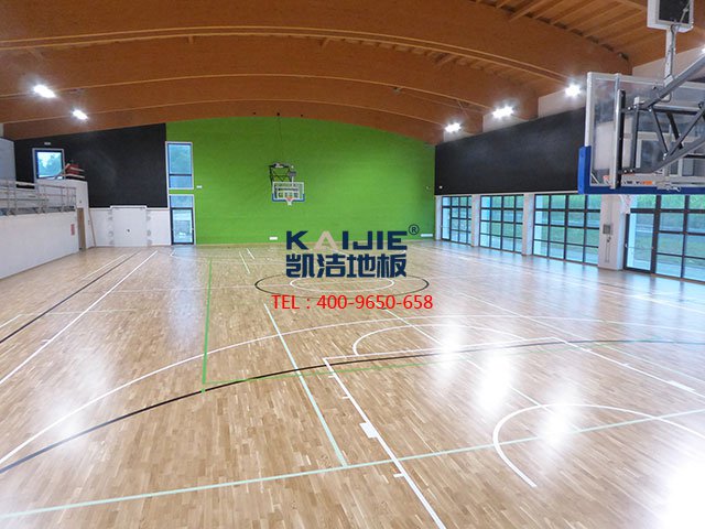體育館專(zhuān)用運(yùn)動(dòng)木地板鋪裝流程——?jiǎng)P潔運(yùn)動(dòng)木地板