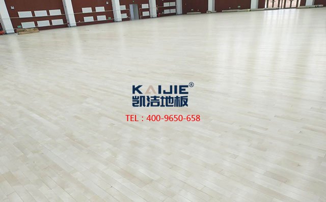籃球館木地板保養(yǎng)維護(hù)應(yīng)該怎么去做才能做得更好——?jiǎng)P潔地板