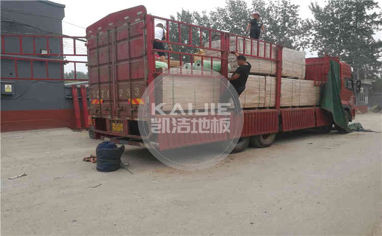江西室內(nèi)體育館專(zhuān)用木地板項(xiàng)目發(fā)貨